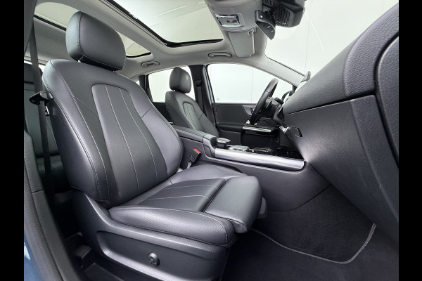 Mercedes-Benz B-Klasse 180T AUT-7 Luxury Pano-Dak Elektr+Leer+Geheugen+Verwarmd-Comfort-Stoel Navi Camera Apple Carplay Android Elek.Stoelen+Memory+Ver Elek.Achterklep Widescreen Park-Assist Break-Assist cockpit Premium+ Smartphone-integratie Dodehoekassistent DAB Bluetooth Led Lmv Keyless Go Easy-pack 1e Eigenaar Dealeronderhouden Zeer Compleet Origineel Nederlandse Auto 1.400kg trekvermogen € 44.000,- nieuw