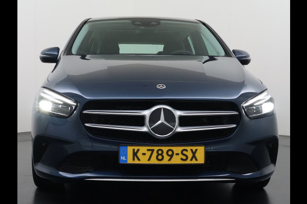 Mercedes-Benz B-Klasse 180T AUT-7 Luxury Pano-Dak Elektr+Leer+Geheugen+Verwarmd-Comfort-Stoel Navi Camera Apple Carplay Android Elek.Stoelen+Memory+Ver Elek.Achterklep Widescreen Park-Assist Break-Assist cockpit Premium+ Smartphone-integratie Dodehoekassistent DAB Bluetooth Led Lmv Keyless Go Easy-pack 1e Eigenaar Dealeronderhouden Zeer Compleet Origineel Nederlandse Auto 1.400kg trekvermogen € 44.000,- nieuw