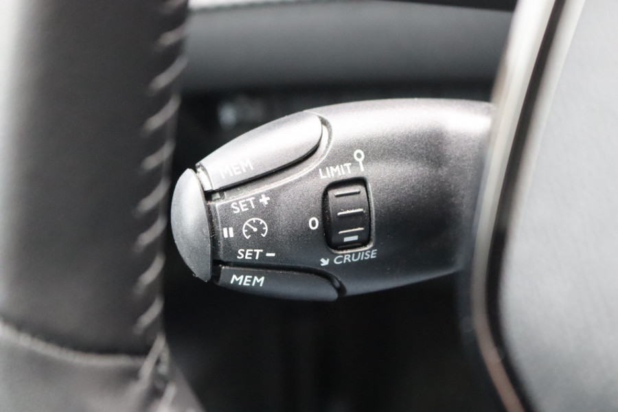 Peugeot 208 1.2 PureT. 100PK Allure Carplay-android/Parkeerhulp/Cruise-control