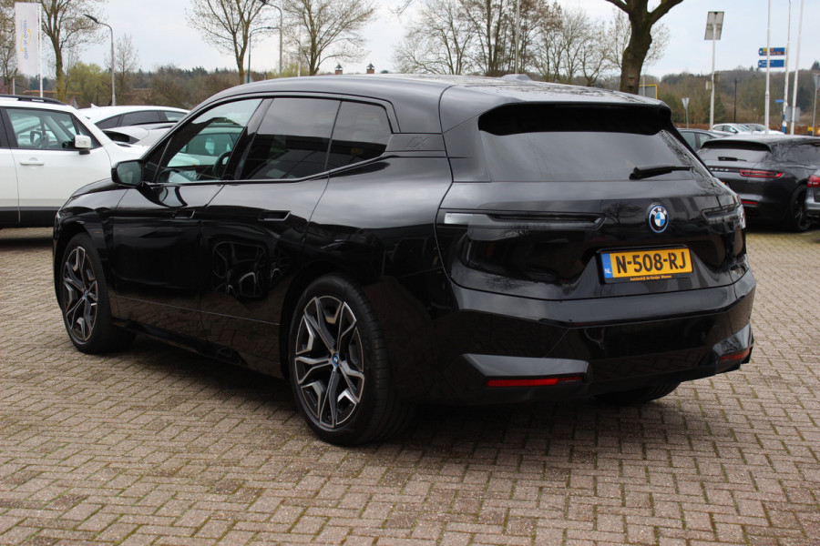 BMW iX xDrive40 High Exe. M Sport 77 kWh / SoH 97,1% / Trekhaak / 360Camera / Head-up / Keyless / Softclose / 20'' / ACC / Laser LED / Navigatie / Stoelverwarming+Stuurverwarming / Stoelventilaite