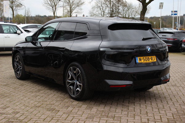 BMW iX xDrive40 High Exe. M Sport 77 kWh / SoH 97,1% / Trekhaak / 360Camera / Head-up / Keyless / Softclose / 20'' / ACC / Laser LED / Navigatie / Stoelverwarming+Stuurverwarming / Stoelventilaite