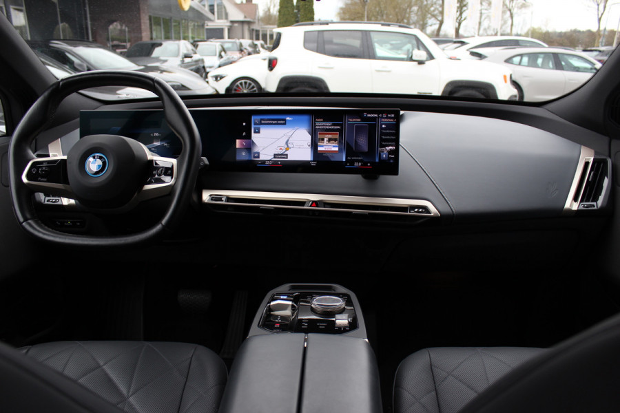 BMW iX xDrive40 High Exe. M Sport 77 kWh / SoH 97,1% / Trekhaak / 360Camera / Head-up / Keyless / Softclose / 20'' / ACC / Laser LED / Navigatie / Stoelverwarming+Stuurverwarming / Stoelventilaite