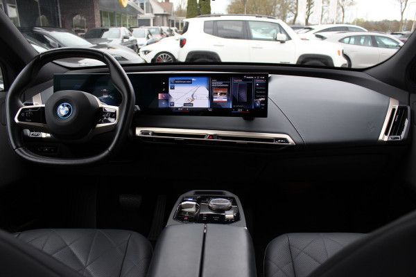 BMW iX xDrive40 High Exe. M Sport 77 kWh / SoH 97,1% / Trekhaak / 360Camera / Head-up / Keyless / Softclose / 20'' / ACC / Laser LED / Navigatie / Stoelverwarming+Stuurverwarming / Stoelventilaite