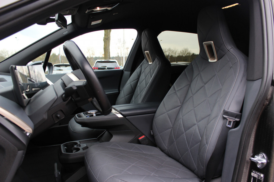 BMW iX xDrive40 High Exe. M Sport 77 kWh / SoH 97,1% / Trekhaak / 360Camera / Head-up / Keyless / Softclose / 20'' / ACC / Laser LED / Navigatie / Stoelverwarming+Stuurverwarming / Stoelventilaite