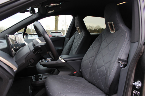 BMW iX xDrive40 High Exe. M Sport 77 kWh / SoH 97,1% / Trekhaak / 360Camera / Head-up / Keyless / Softclose / 20'' / ACC / Laser LED / Navigatie / Stoelverwarming+Stuurverwarming / Stoelventilaite