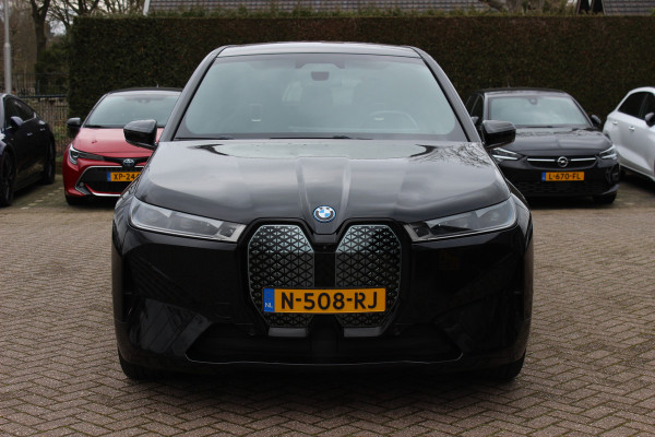BMW iX xDrive40 High Exe. M Sport 77 kWh / SoH 97,1% / Trekhaak / 360Camera / Head-up / Keyless / Softclose / 20'' / ACC / Laser LED / Navigatie / Stoelverwarming+Stuurverwarming / Stoelventilaite