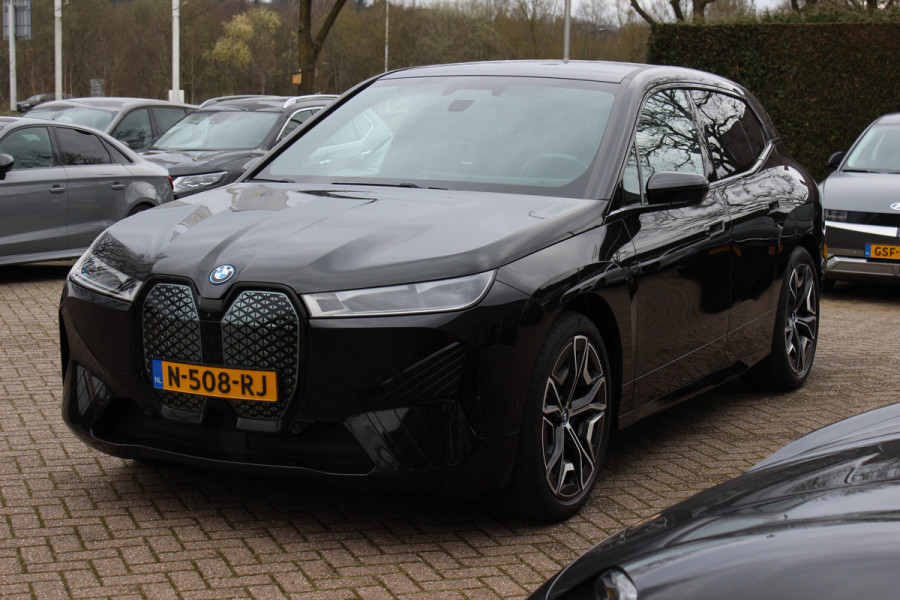 BMW iX xDrive40 High Exe. M Sport 77 kWh / SoH 97,1% / Trekhaak / 360Camera / Head-up / Keyless / Softclose / 20'' / ACC / Laser LED / Navigatie / Stoelverwarming+Stuurverwarming / Stoelventilaite