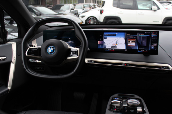 BMW iX xDrive40 High Exe. M Sport 77 kWh / SoH 97,1% / Trekhaak / 360Camera / Head-up / Keyless / Softclose / 20'' / ACC / Laser LED / Navigatie / Stoelverwarming+Stuurverwarming / Stoelventilaite
