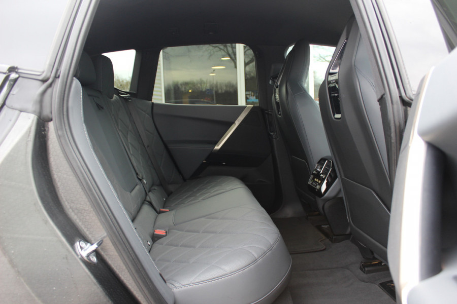 BMW iX xDrive40 High Exe. M Sport 77 kWh / SoH 97,1% / Trekhaak / 360Camera / Head-up / Keyless / Softclose / 20'' / ACC / Laser LED / Navigatie / Stoelverwarming+Stuurverwarming / Stoelventilaite