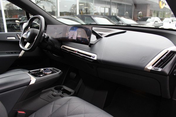 BMW iX xDrive40 High Exe. M Sport 77 kWh / SoH 97,1% / Trekhaak / 360Camera / Head-up / Keyless / Softclose / 20'' / ACC / Laser LED / Navigatie / Stoelverwarming+Stuurverwarming / Stoelventilaite