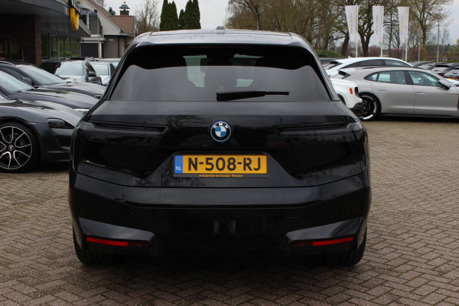 BMW iX xDrive40 High Exe. M Sport 77 kWh / SoH 97,1% / Trekhaak / 360Camera / Head-up / Keyless / Softclose / 20'' / ACC / Laser LED / Navigatie / Stoelverwarming+Stuurverwarming / Stoelventilaite