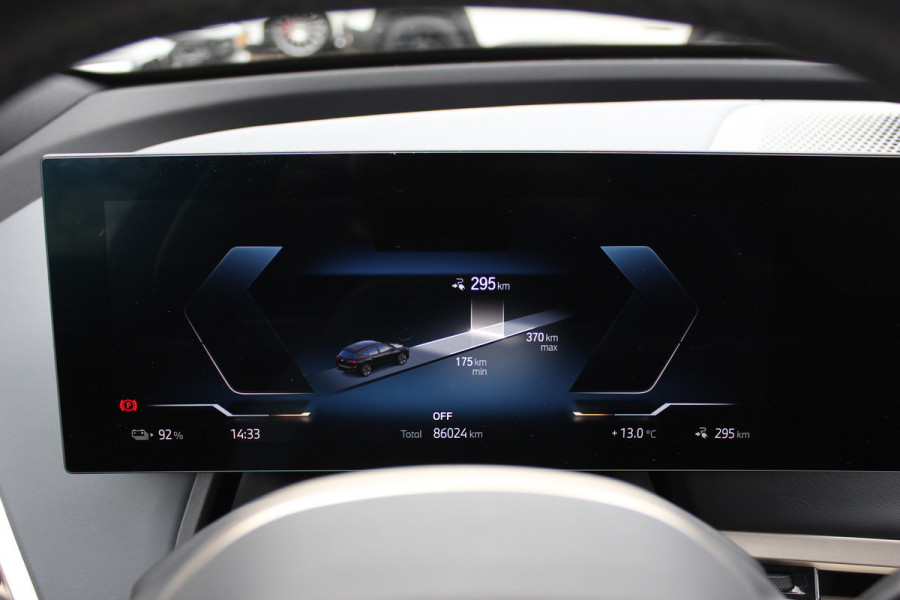 BMW iX xDrive40 High Exe. M Sport 77 kWh / SoH 97,1% / Trekhaak / 360Camera / Head-up / Keyless / Softclose / 20'' / ACC / Laser LED / Navigatie / Stoelverwarming+Stuurverwarming / Stoelventilaite