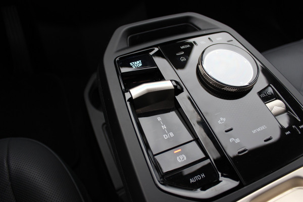 BMW iX xDrive40 High Exe. M Sport 77 kWh / SoH 97,1% / Trekhaak / 360Camera / Head-up / Keyless / Softclose / 20'' / ACC / Laser LED / Navigatie / Stoelverwarming+Stuurverwarming / Stoelventilaite