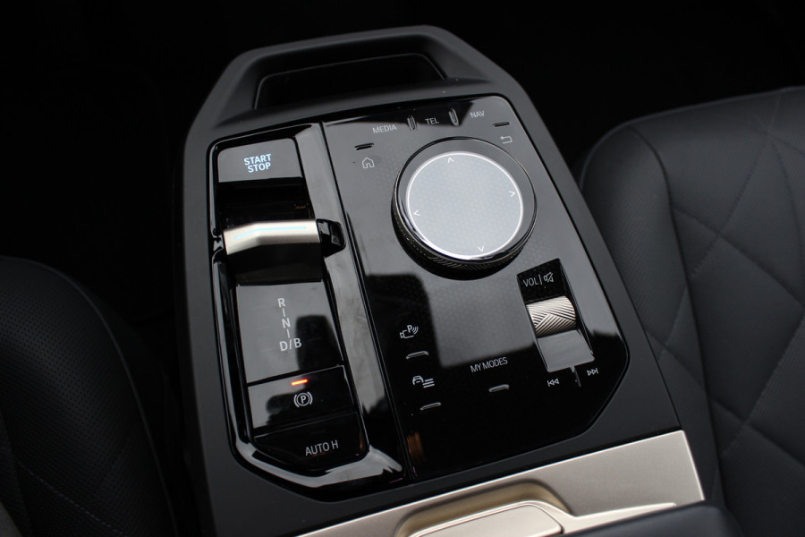 BMW iX xDrive40 High Exe. M Sport 77 kWh / SoH 97,1% / Trekhaak / 360Camera / Head-up / Keyless / Softclose / 20'' / ACC / Laser LED / Navigatie / Stoelverwarming+Stuurverwarming / Stoelventilaite