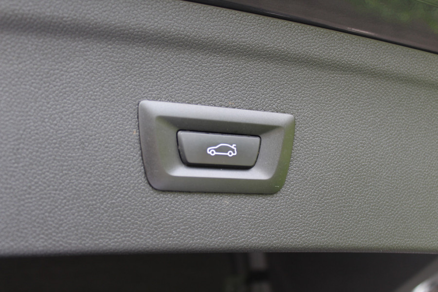 BMW iX xDrive40 High Exe. M Sport 77 kWh / SoH 97,1% / Trekhaak / 360Camera / Head-up / Keyless / Softclose / 20'' / ACC / Laser LED / Navigatie / Stoelverwarming+Stuurverwarming / Stoelventilaite