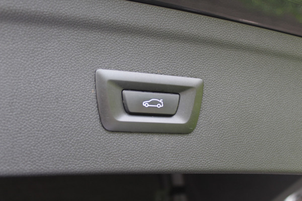 BMW iX xDrive40 High Exe. M Sport 77 kWh / SoH 97,1% / Trekhaak / 360Camera / Head-up / Keyless / Softclose / 20'' / ACC / Laser LED / Navigatie / Stoelverwarming+Stuurverwarming / Stoelventilaite