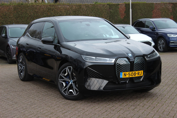 BMW iX xDrive40 High Exe. M Sport 77 kWh / SoH 97,1% / Trekhaak / 360Camera / Head-up / Keyless / Softclose / 20'' / ACC / Laser LED / Navigatie / Stoelverwarming+Stuurverwarming / Stoelventilaite