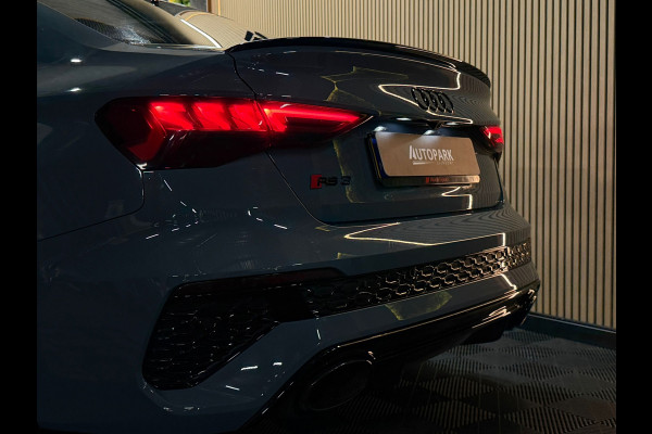 Audi RS3 Limousine GERESERVEERD 2.5 TFSI RS 3 quattro|PANO|MASSAGE|B&O|ACC|MEMORY|CARPLAY|DEALER ONDERHOUDEN|KEMORA GREY|400PK|