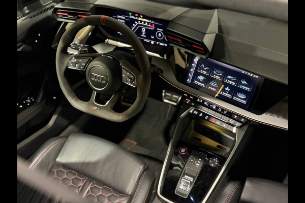 Audi RS3 Limousine GERESERVEERD 2.5 TFSI RS 3 quattro|PANO|MASSAGE|B&O|ACC|MEMORY|CARPLAY|DEALER ONDERHOUDEN|KEMORA GREY|400PK|