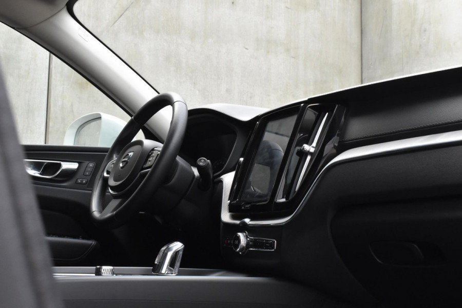 Volvo XC60 T8 390PK Automaat Recharge AWD Inscription / Intellisafe / Panoramadak / head-up display / Camera achter / Donker glas achter