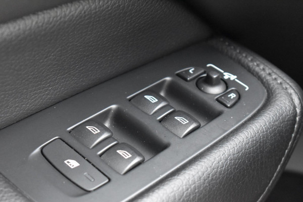 Volvo XC60 T8 390PK Automaat Recharge AWD Inscription / Intellisafe / Panoramadak / head-up display / Camera achter / Donker glas achter