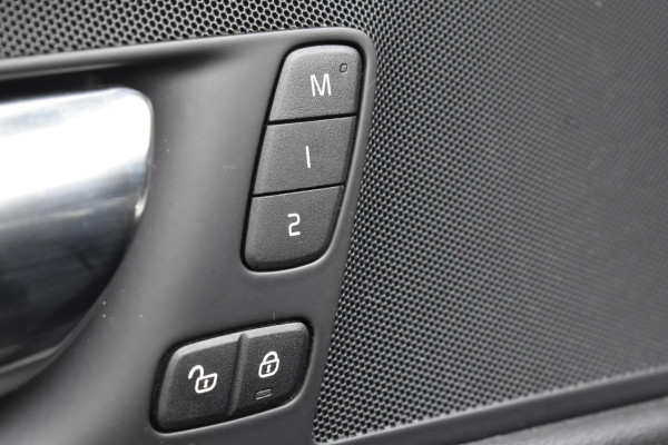 Volvo XC60 T8 390PK Automaat Recharge AWD Inscription / Intellisafe / Panoramadak / head-up display / Camera achter / Donker glas achter