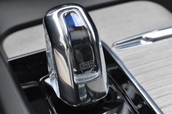 Volvo XC60 T8 390PK Automaat Recharge AWD Inscription / Intellisafe / Panoramadak / head-up display / Camera achter / Donker glas achter