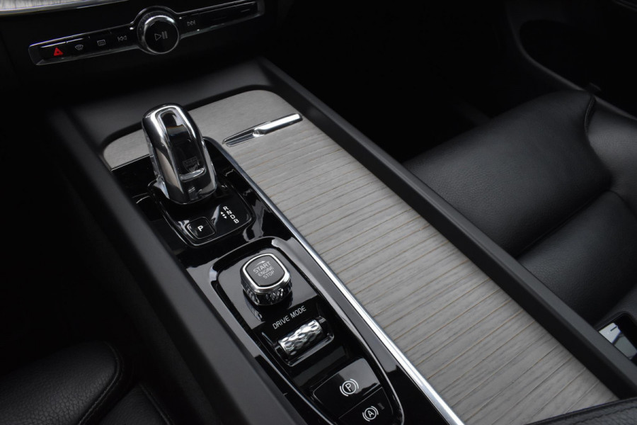 Volvo XC60 T8 390PK Automaat Recharge AWD Inscription / Intellisafe / Panoramadak / head-up display / Camera achter / Donker glas achter