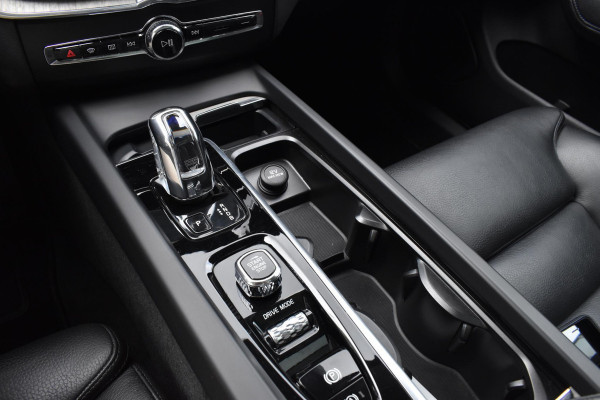 Volvo XC60 T8 390PK Automaat Recharge AWD Inscription / Intellisafe / Panoramadak / head-up display / Camera achter / Donker glas achter