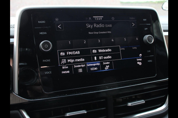 Volkswagen T-Roc 1.5 TSI DSG R-Line Climate control | Adaptieve cruise control | LED | Navigatie | Achteruitrijcamera | Parkeersensoren | Apple Carplay/ Android Auto | Radio