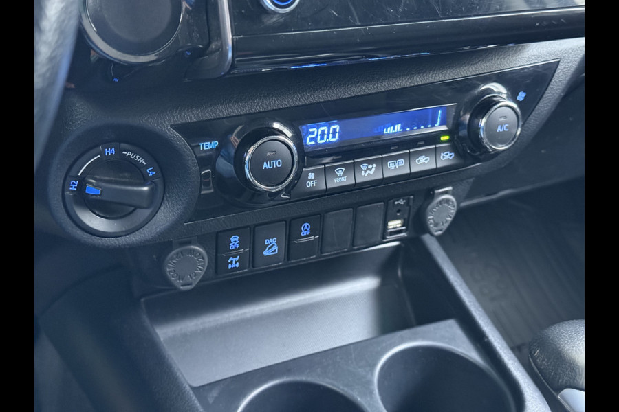 Toyota Hilux 2.4 D-4D 4WD AUT-6 Double Cab Professional Lier Canopy Hardtop (Huif) Trekhaak Navi* via Apple Carplay Android Auto Ecc Camera A Lane Assist Inbouw Kasten Bluetooth AWD EURO6 400Nm *3.500kg Trekvermogen* 1e Eigenaar Dealeronderhouden Origineel Nederlandse Auto