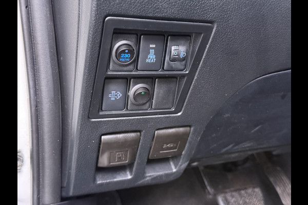 Toyota Hilux 2.4 D-4D 4WD AUT-6 Double Cab Professional Lier Canopy Hardtop (Huif) Trekhaak Navi* via Apple Carplay Android Auto Ecc Camera A Lane Assist Inbouw Kasten Bluetooth AWD EURO6 400Nm *3.500kg Trekvermogen* 1e Eigenaar Dealeronderhouden Origineel Nederlandse Auto