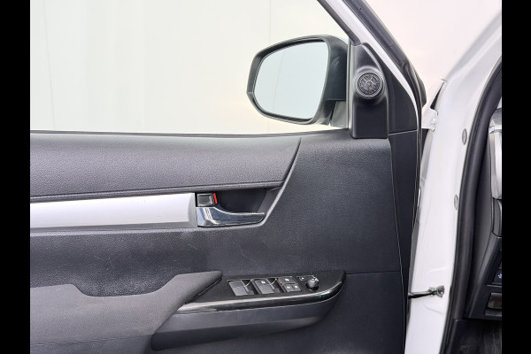 Toyota Hilux 2.4 D-4D 4WD AUT-6 Double Cab Professional Lier Canopy Hardtop (Huif) Trekhaak Navi* via Apple Carplay Android Auto Ecc Camera A Lane Assist Inbouw Kasten Bluetooth AWD EURO6 400Nm *3.500kg Trekvermogen* 1e Eigenaar Dealeronderhouden Origineel Nederlandse Auto