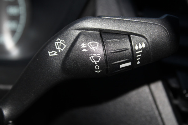 Ford Transit Connect 1.0-100pk Ecoboost Lengte 2 Trend. Dames, heren ondernemers èn particulieren LET OP, UNIEK: 100pk benzine uitv. ! Airco, beklede laadruimte, schuifdeur re., spiegels verwarmb., telefoonvoorb., pdc achter, 4x all season banden etc.