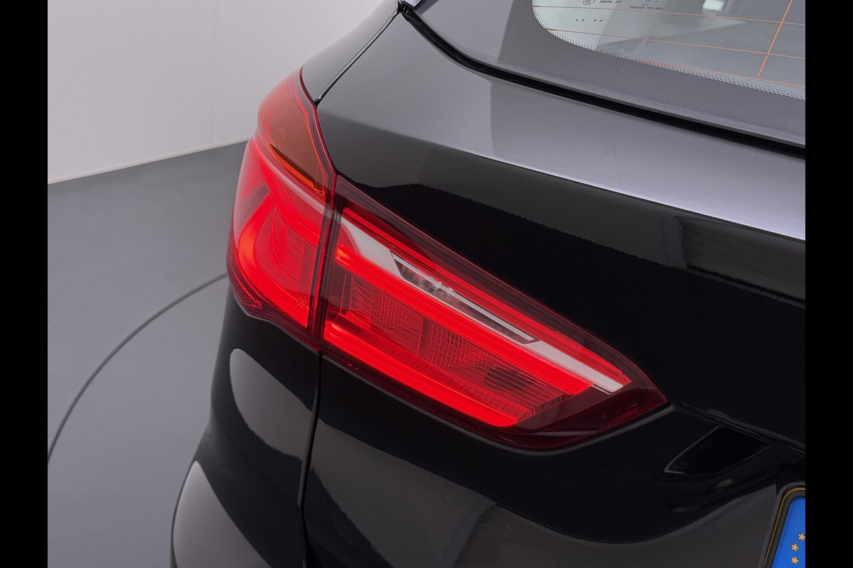 BMW X1 sDrive18i Executive VAN € 21.900,- VOOR € 19.440,- UW LENTEVOORDEEL: € 2.460,-! | LED| ELEKTRISCHE ACHTERKLEP| ACHTERUITRIJCAMERA| RIJKLAAR INCL. 12 MND BOVAG GARANTIE| PARKEERASSISTENT