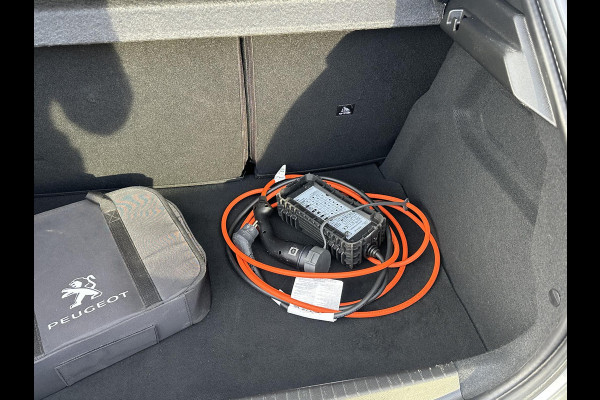 Peugeot e-208 EV GT Pack 50 kWh VAN € 17.900,- VOOR € 16.440,- UW LENTEVOORDEEL € 1.460,-! | 3- FASE LADER | STOELVERWARMING  | CAMERA | PANOROMA DAK |  RIJKLAAR 12 MND BOVAG GARANTIE |