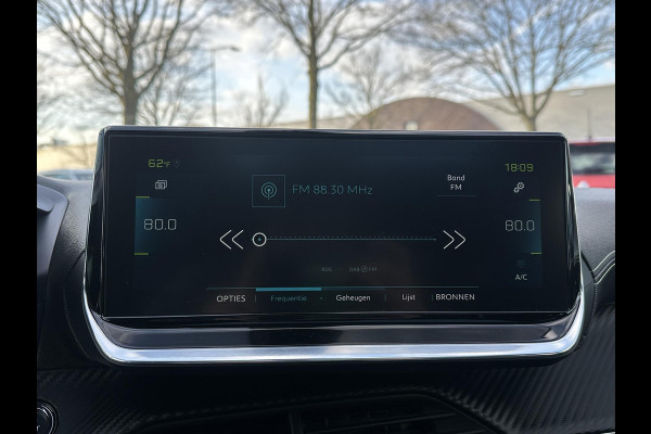 Peugeot e-208 EV GT Pack 50 kWh VAN € 17.900,- VOOR € 16.440,- UW LENTEVOORDEEL € 1.460,-! | 3- FASE LADER | STOELVERWARMING  | CAMERA | PANOROMA DAK |  RIJKLAAR 12 MND BOVAG GARANTIE |