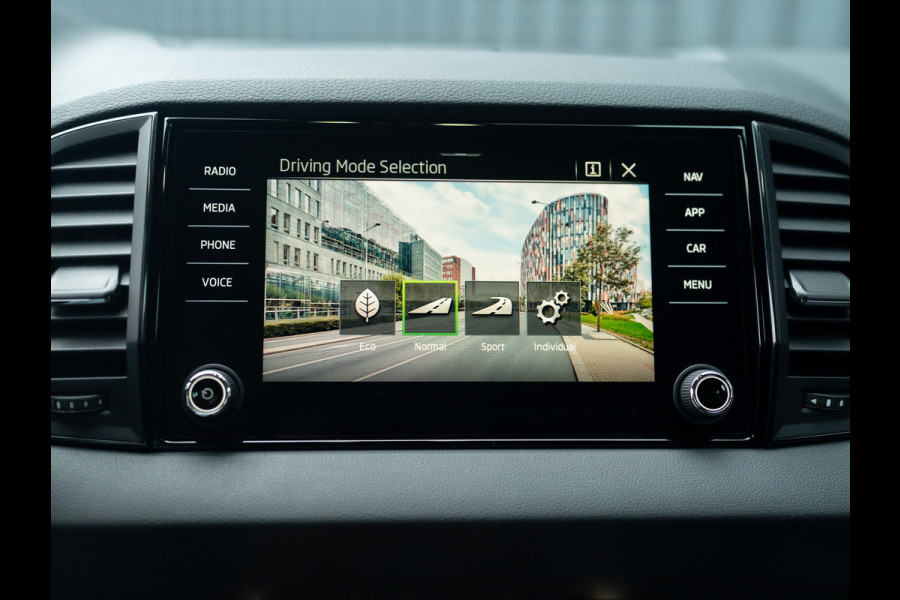 Škoda Karoq 1.5 TSI ACT Sportline Business | Elk. A-klep | Camera | Lane Assist | Stoel & Stuur verw. | Prijs Rijklaar!!