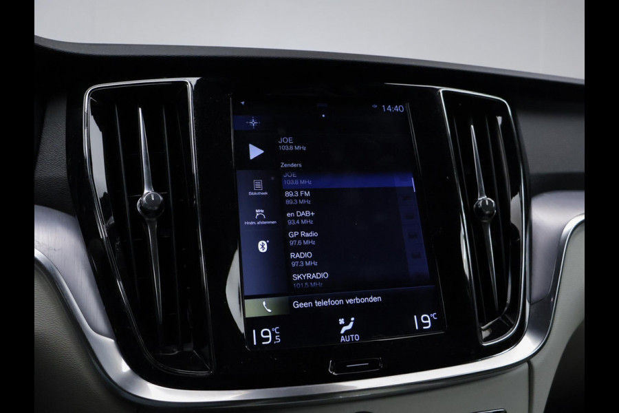 Volvo V60 2.0 T5 Sport (APPLE CARPLAY,NAVI,CAMERA,SPORTSTOELEN,LED,PDC,GETINT,NETTESTAAT)
