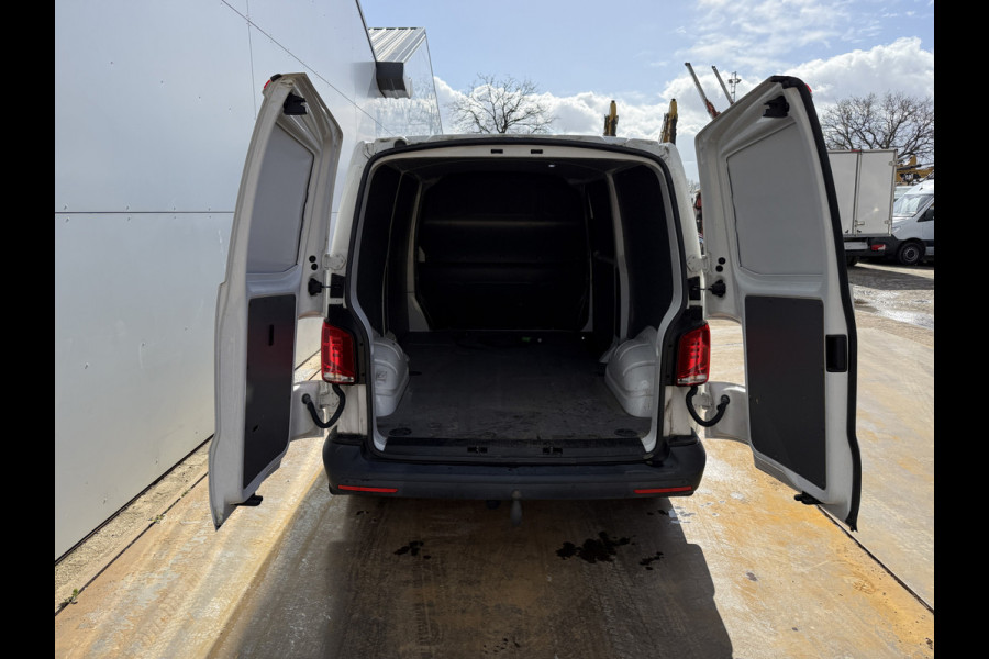 Volkswagen E-Transporter 113PK L2H1 138KM WLTP Trekhaak 100% Elektrisch Transporter Airco Stoelverwarming Parkeersensoren