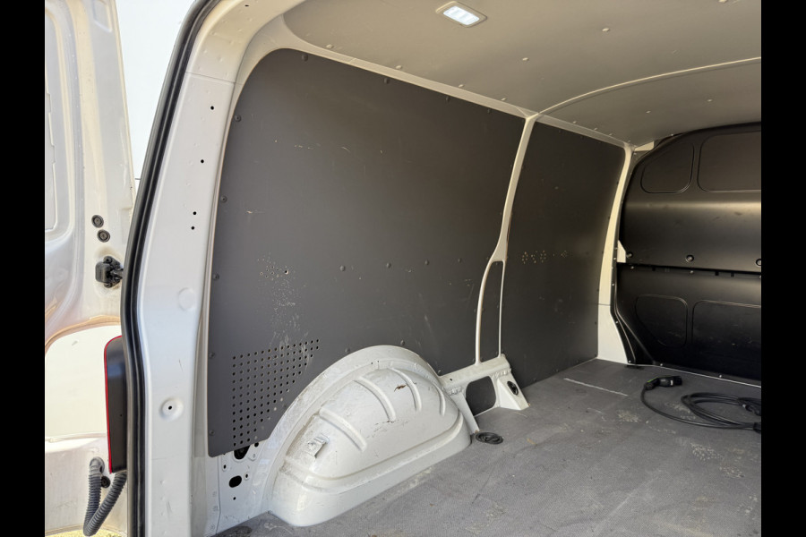 Volkswagen E-Transporter 113PK L2H1 138KM WLTP Trekhaak 100% Elektrisch Transporter Airco Stoelverwarming Parkeersensoren
