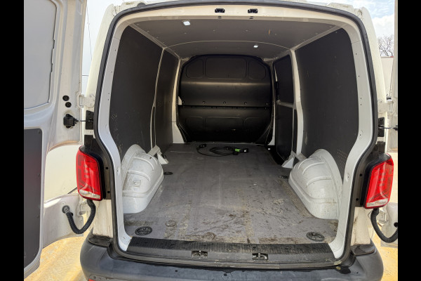 Volkswagen E-Transporter 113PK L2H1 138KM WLTP Trekhaak 100% Elektrisch Transporter Airco Stoelverwarming Parkeersensoren
