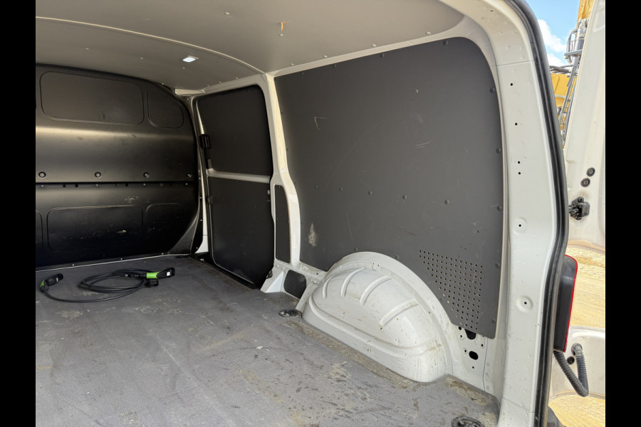 Volkswagen E-Transporter 113PK L2H1 138KM WLTP Trekhaak 100% Elektrisch Transporter Airco Stoelverwarming Parkeersensoren