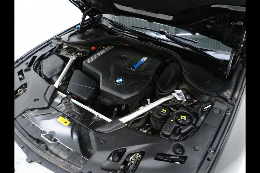BMW 5 Serie Touring 530e xDrive | Leder | Trekhaak | Camera | Adaptive Cruise | Stoelverwarming | DAB | Carplay