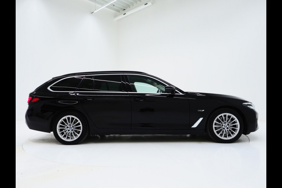 BMW 5 Serie Touring 530e xDrive | Leder | Trekhaak | Camera | Adaptive Cruise | Stoelverwarming | DAB | Carplay