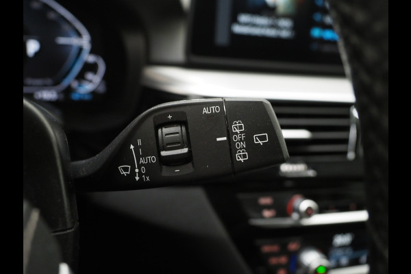 BMW 5 Serie Touring 530e xDrive | Leder | Trekhaak | Camera | Adaptive Cruise | Stoelverwarming | DAB | Carplay