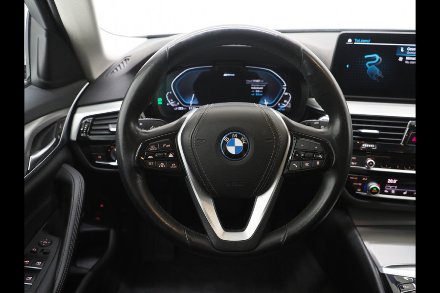 BMW 5 Serie Touring 530e xDrive | Leder | Trekhaak | Camera | Adaptive Cruise | Stoelverwarming | DAB | Carplay