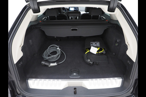 BMW 5 Serie Touring 530e xDrive | Leder | Trekhaak | Camera | Adaptive Cruise | Stoelverwarming | DAB | Carplay