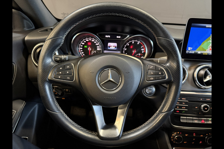 Mercedes-Benz CLA-Klasse 180 Business Solution Automaat | Camera | Carplay | AMG Performance stoelen | Navi | Cruise