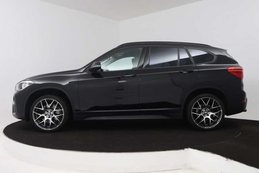 BMW X1 XDrive20i High Executive (Goed OndH, 2 sets velgen, Camera, Trekhaak, Navi, ParkeerS, StoelV, Climate Con, Cruise Con, Etc)